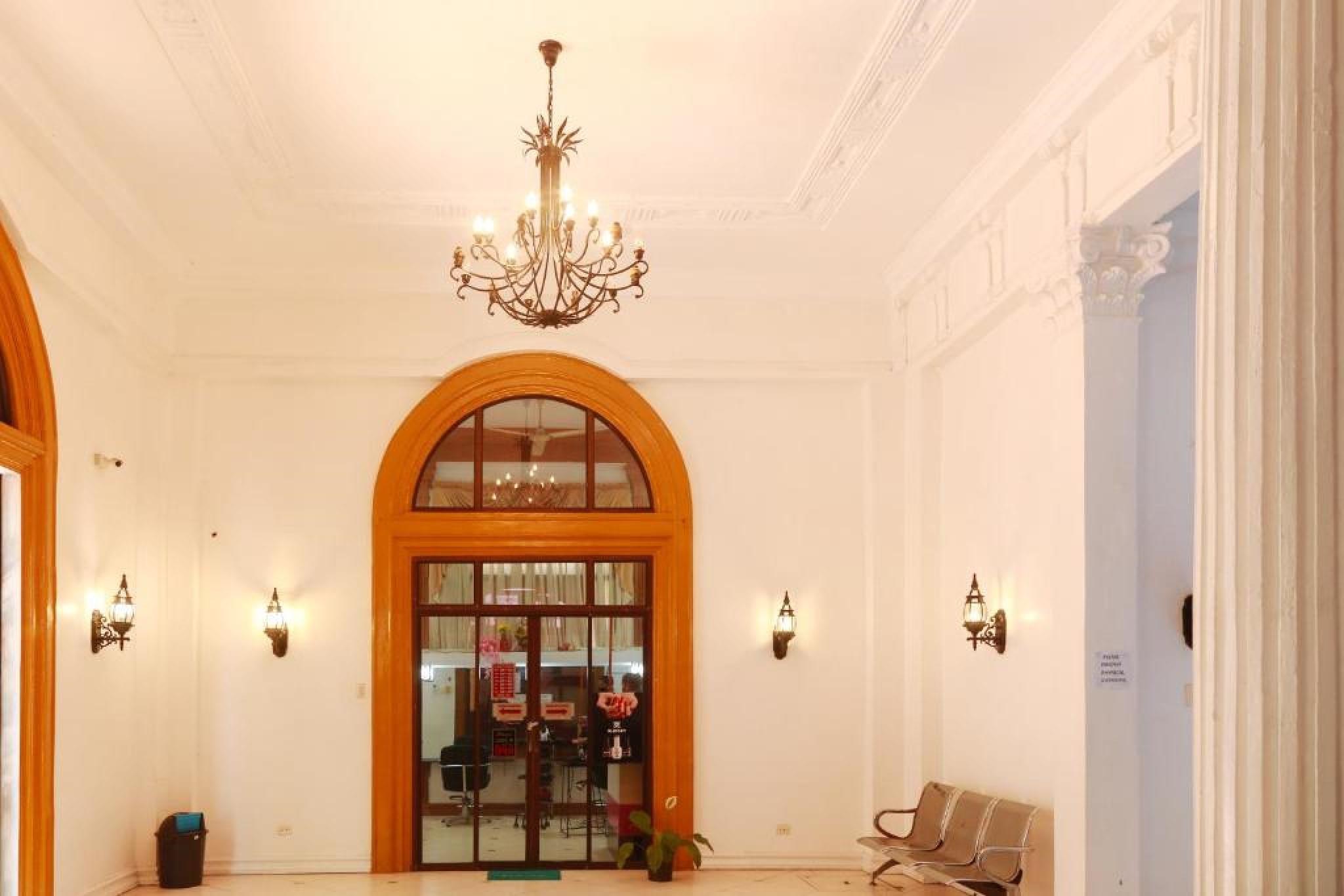 Reddoorz Plus @ Castle Chateau Iloilo Hotel Ngoại thất bức ảnh