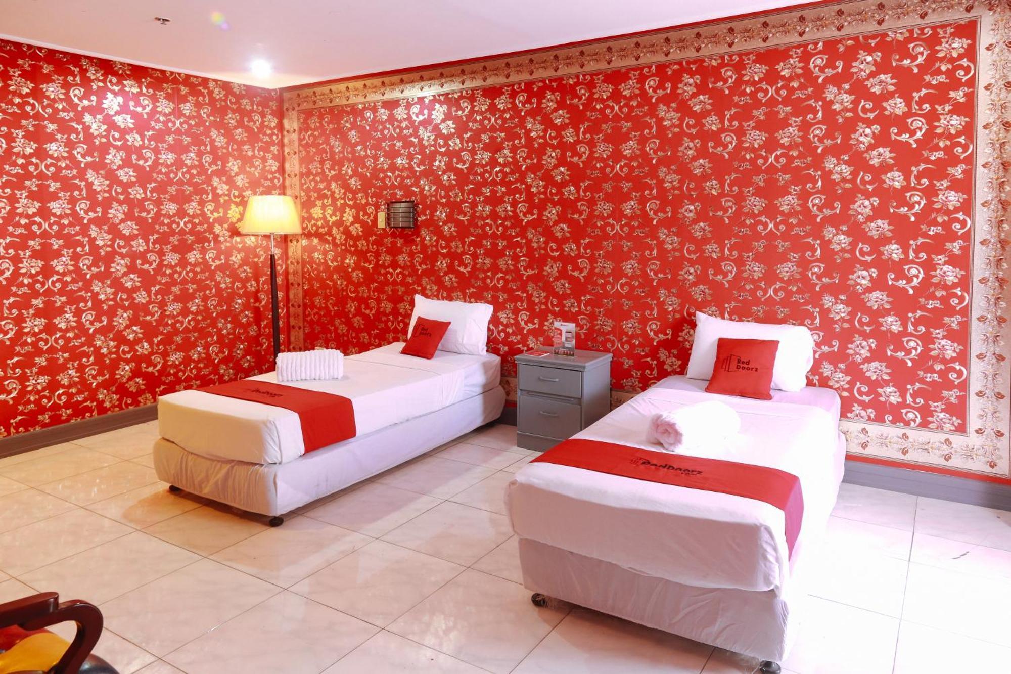 Reddoorz Plus @ Castle Chateau Iloilo Hotel Ngoại thất bức ảnh