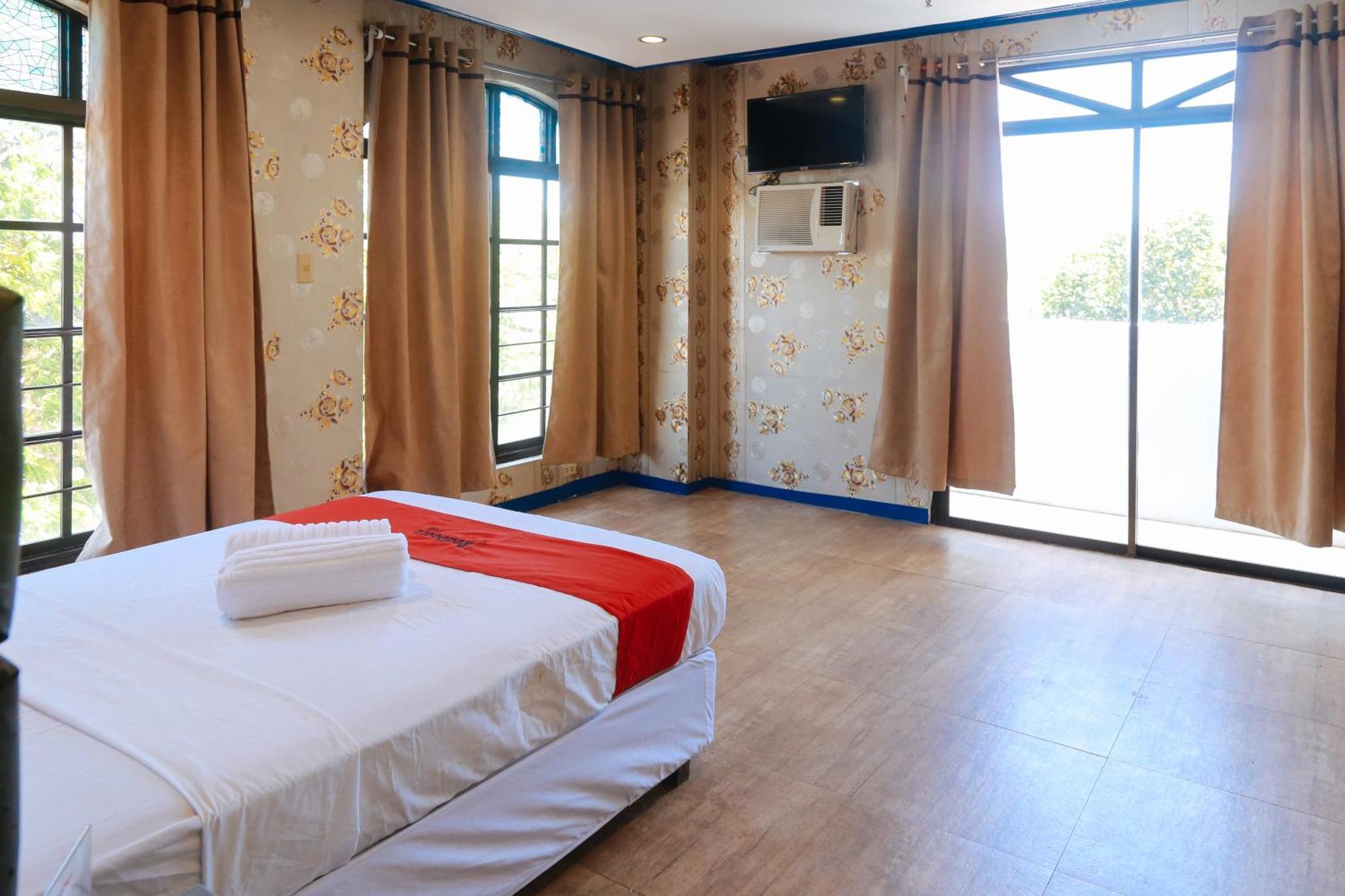 Reddoorz Plus @ Castle Chateau Iloilo Hotel Ngoại thất bức ảnh